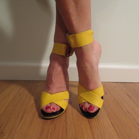 NIB CHARLES JOURDAN Vintage Yellow Ankle Cuff Heels - Picture 5 of 9